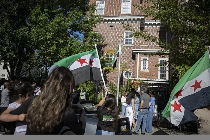 Washington’da ’tarihi an’: Suriye bayrağı 10 yıl sonra göndere çekildi