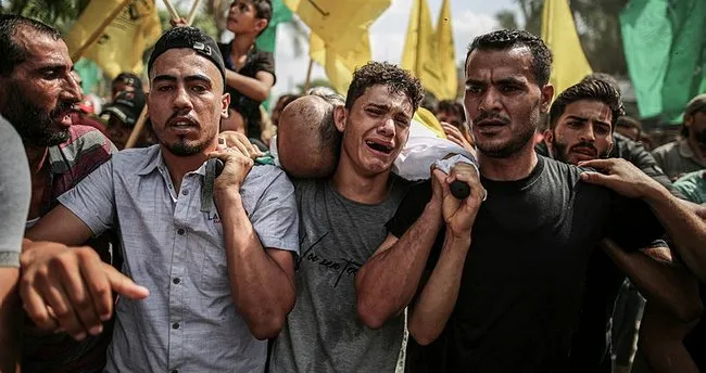 İsrail'in Gazze saldırısında ölen Filistinli için cenaze töreni düzenlendi