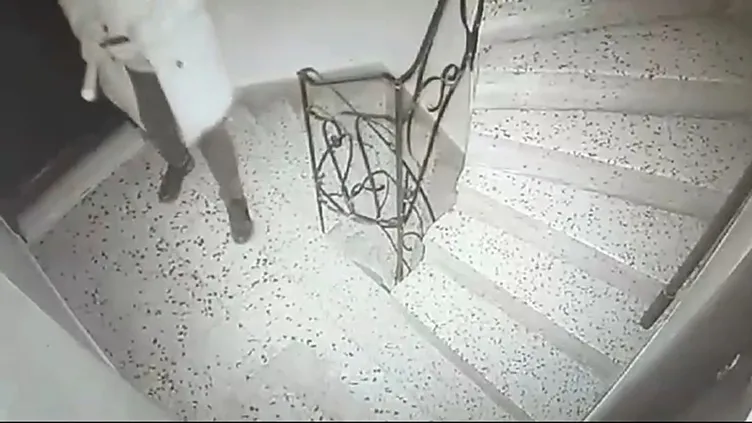 Zeytinburnu’nda komşu terörü: Kapıya mermi bırakıp, kamerayı parçaladı!