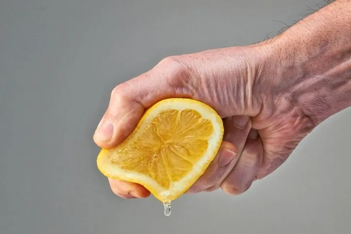 Limonu bu şekilde tüketmek zehir etkisi yaratıyor! Yanlış tüketimi vücudu içten içe bitiriyor