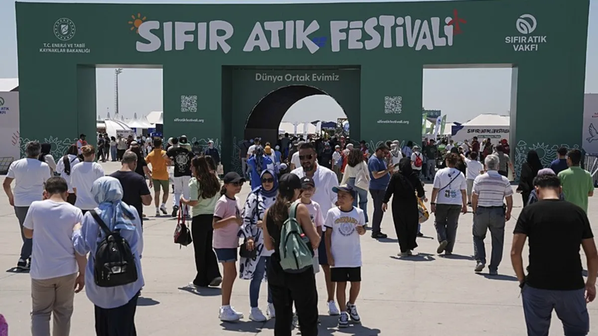 Sıfır Atık Festivali'nde çocuklar geri dönüşüm atölyesinde çalışıyor.