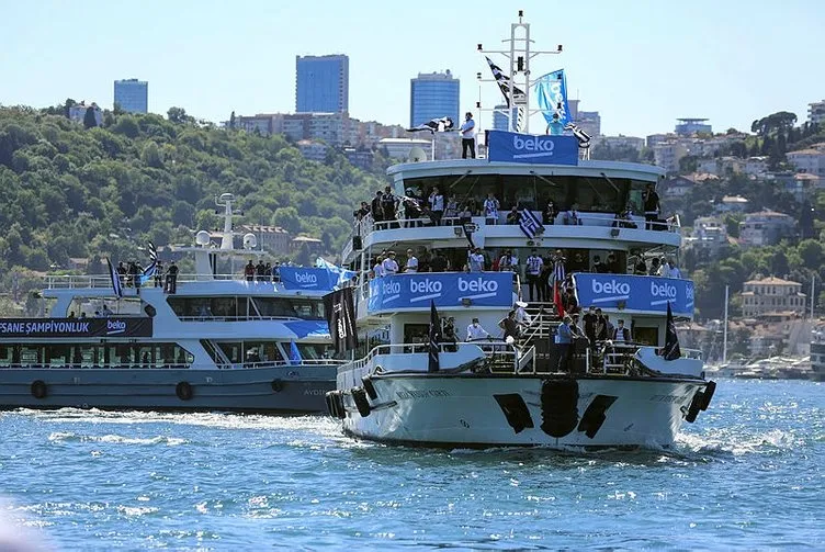 İstanbul Boğazı siyah beyaz! Beşiktaş şampiyonluğun tadını çıkarıyor...