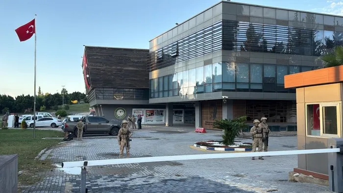 son-dakika-cukurova-belediyesine-operasyon-jandarma-binada-arama-yapiyor-cok-sayida-gozalti-karari-1792390934113.jpg