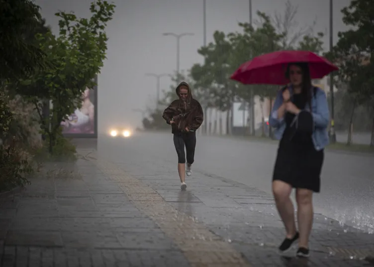 Son dakika | Ankara sular altında! Etkili sağanak yerini doluya bıraktı: Sokaklar dereye döndü, araçlar suya gömüldü