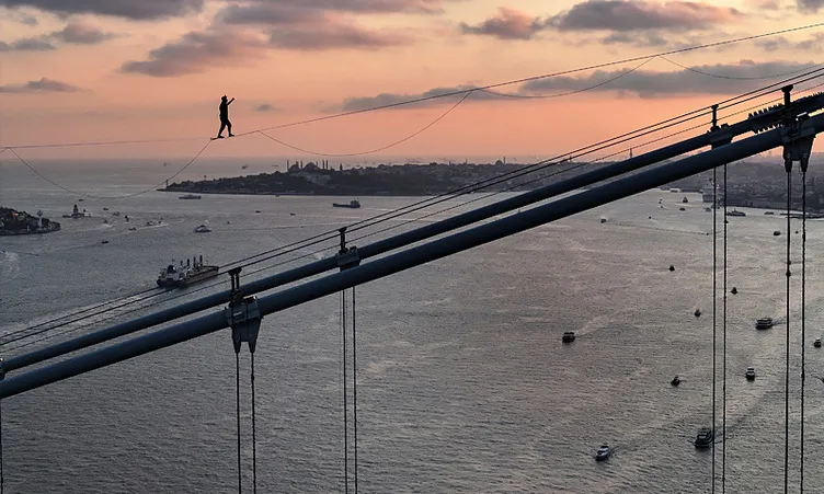 15 Temmuz Şehitler Köprüsü’nde tarihi anlar! İp üstünde kıtalar arası yürüyüş