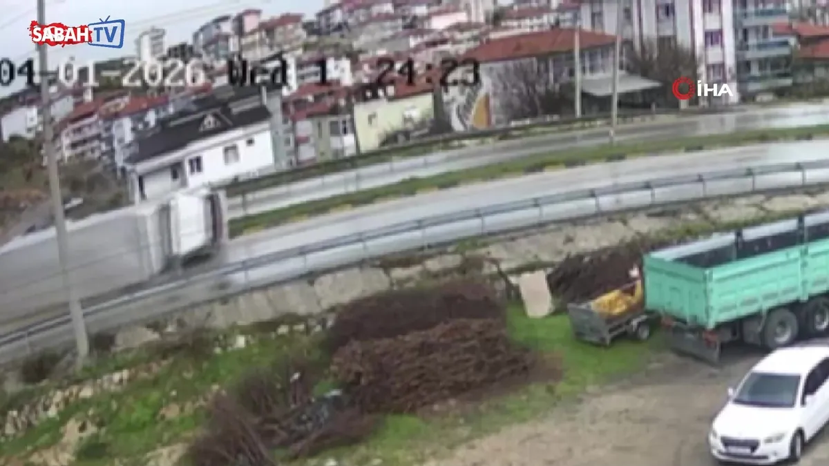 Yağışlı hava kazayı beraberinde getirdi videosunu izle Yağışlı hava kazayı beraberinde getirdi videosunu izle