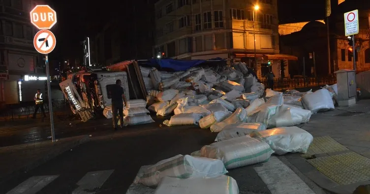 Fatih’te tekstil malzemesi yüklü kamyon devrildi: 1 yaralı