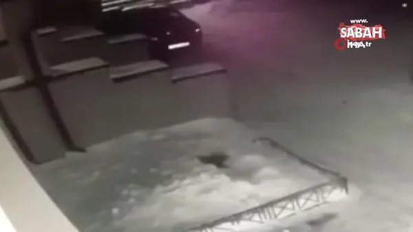 4'ncü kattan düşen çocuğu yerdeki kar birikintisi kurtardı | Video