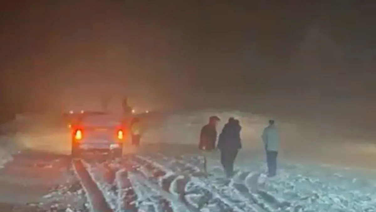 Erzincan-Sivas kara yoluna çığ düştü! Ulaşım kapandı Erzincan-Sivas kara yoluna çığ düştü! Ulaşım kapandı