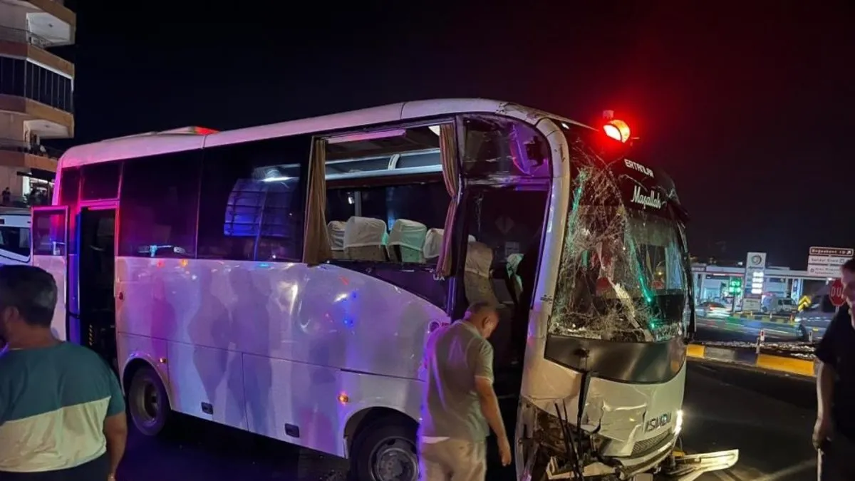 Antalya'da zincirleme kaza! Ortalık savaş alanına döndü: Yaralılar var