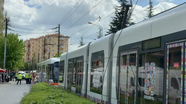 eskisehirde-yurekler-agza-geldi-tramvaydan-kopan-yuksek-gerilim-teli-insanlarin-arasina-dustu-deprem-oluyor-za-1778678744858.jpg