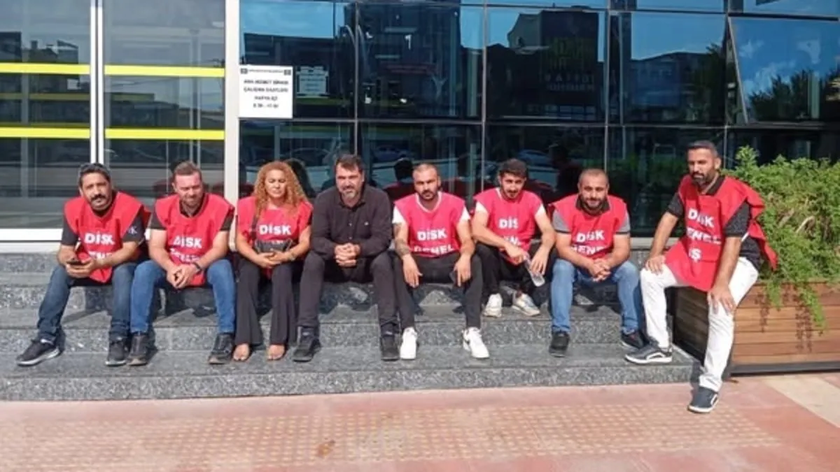CHP’li Karabağlar Belediyesi personeli belediye önünde eylemde!