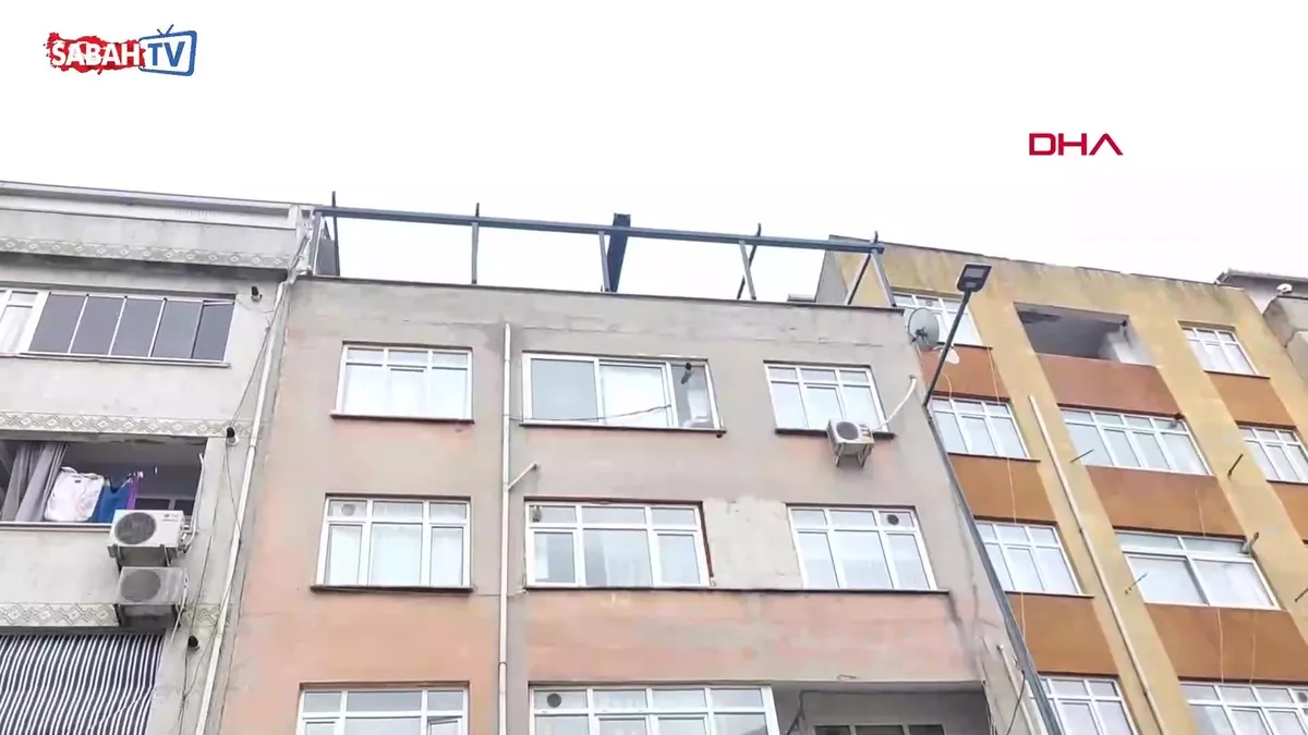 Esenler'de fırtınada çatı uçtu! 2 araçta hasar meydana geldi | Video videosunu izle | Son Dakika Haberleri