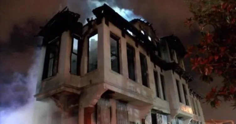 Fatih’te 3 katlı tarihi binada yangın! Maddi hasar meydana geldi