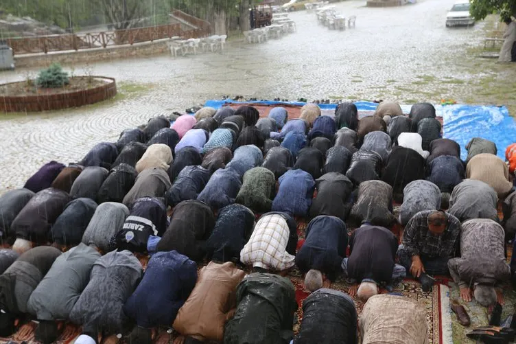 Yağmur duası ederken sağanağa yakalandılar