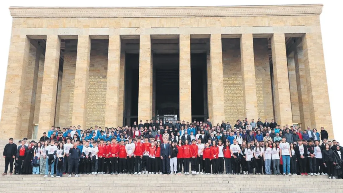 Al bayrağımızı dünyanın her tarafında dalgalandırıyorlar Al bayrağımızı dünyanın her tarafında dalgalandırıyorlar