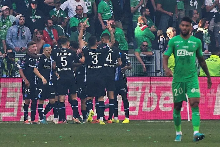 Son dakika haberleri: Fransa’da Saint-Etienne küme düştü! Taraftarlar futbolcuları yakmaya kalkıştı