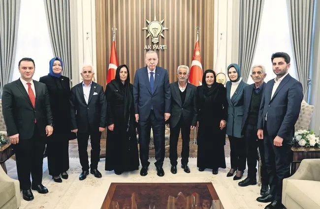baskan-erdogan-ikiyaka-katliamini-yasayan-aileleri-kabul-etti-1736887998316.jpeg