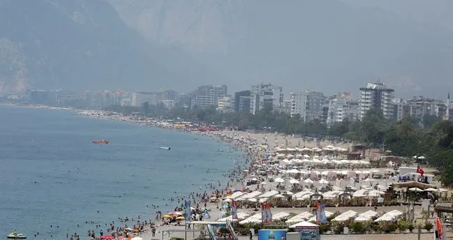 Antalya’da sahillerde boş yer kalmadı