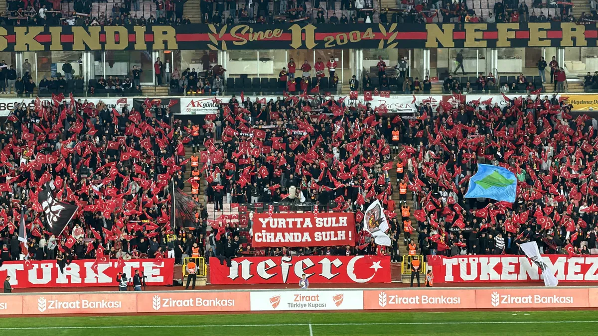 Eskişehirspor taraftarlarından Cumhuriyet Bayramı kutlaması
