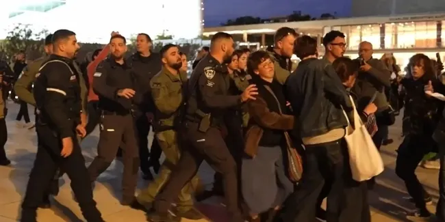 katil-netanyahuya-buyuk-ofke-tel-avivde-halk-ayaklandi-1774726490346.jpeg Katil Netanyahu’ya büyük öfke: Tel Aviv’de halk ayaklandı!