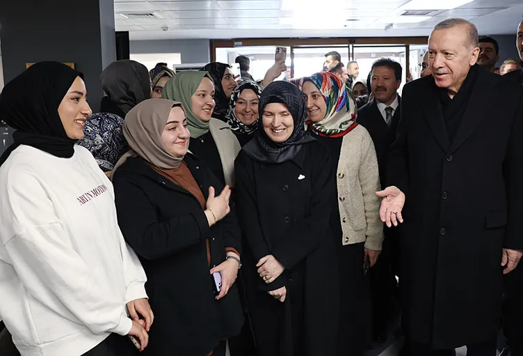 Başkan Erdoğan, cuma namazı sonrası Gençlik Merkezi’ni ziyaret etti...