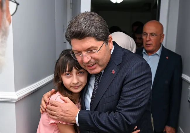 adalet-bakani-tunctan-sehit-ailesine-ziyaret-1757789847580.jpg