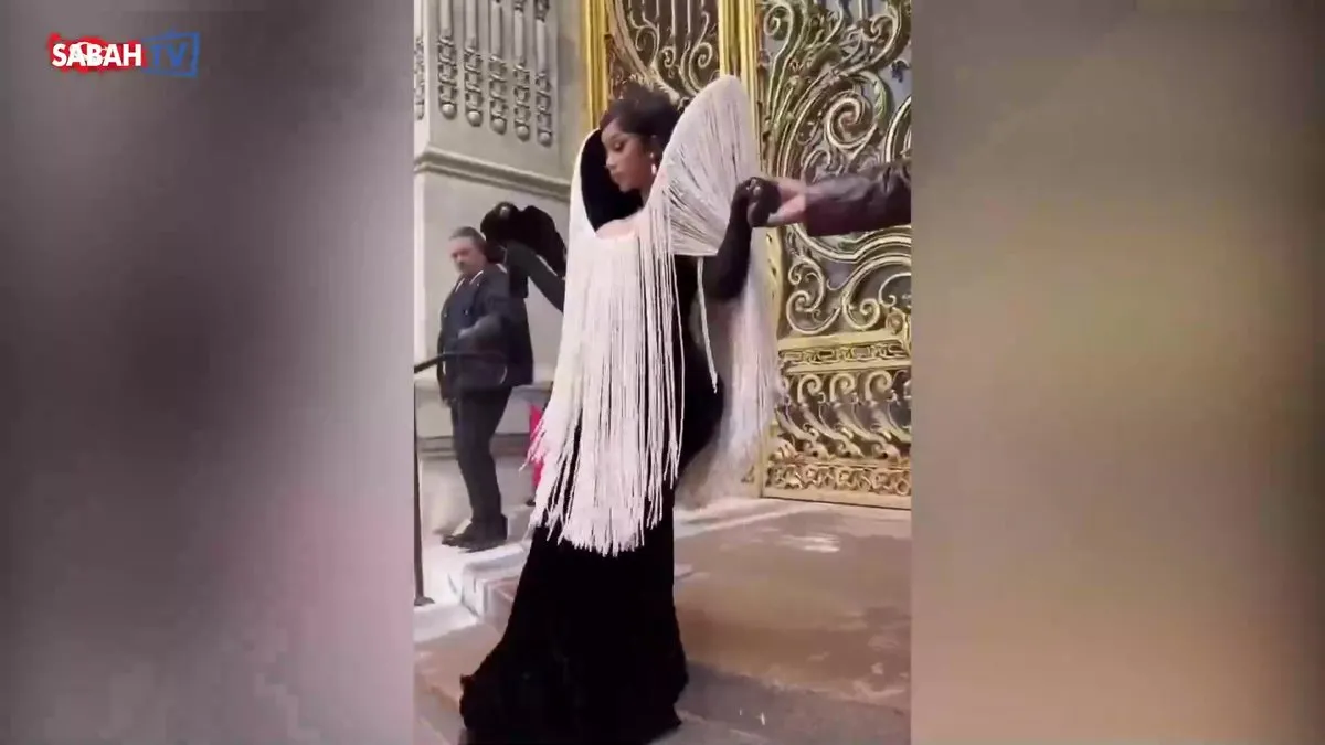 Şarkıcı Cardi B kıyafetini karga ile tamamlayınca sosyal medyanın gündemine oturdu!