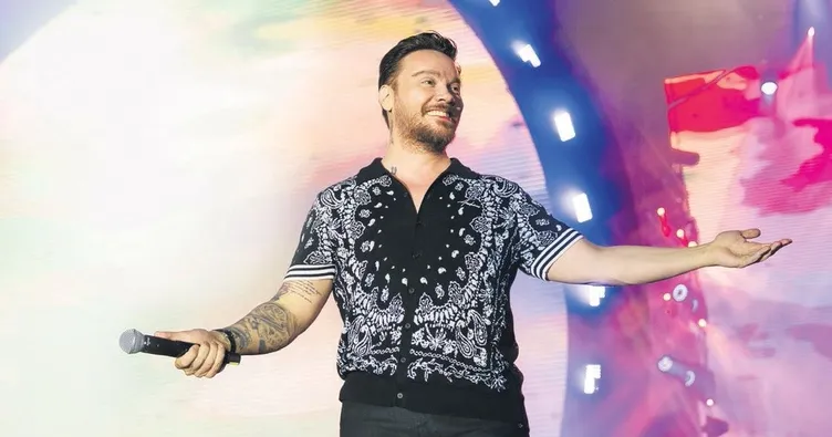 Ferdi Tayfur’u sahnede ‘Bana Sor’la andı