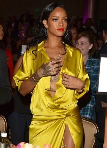 Rihanna’dan cesur kıyafet