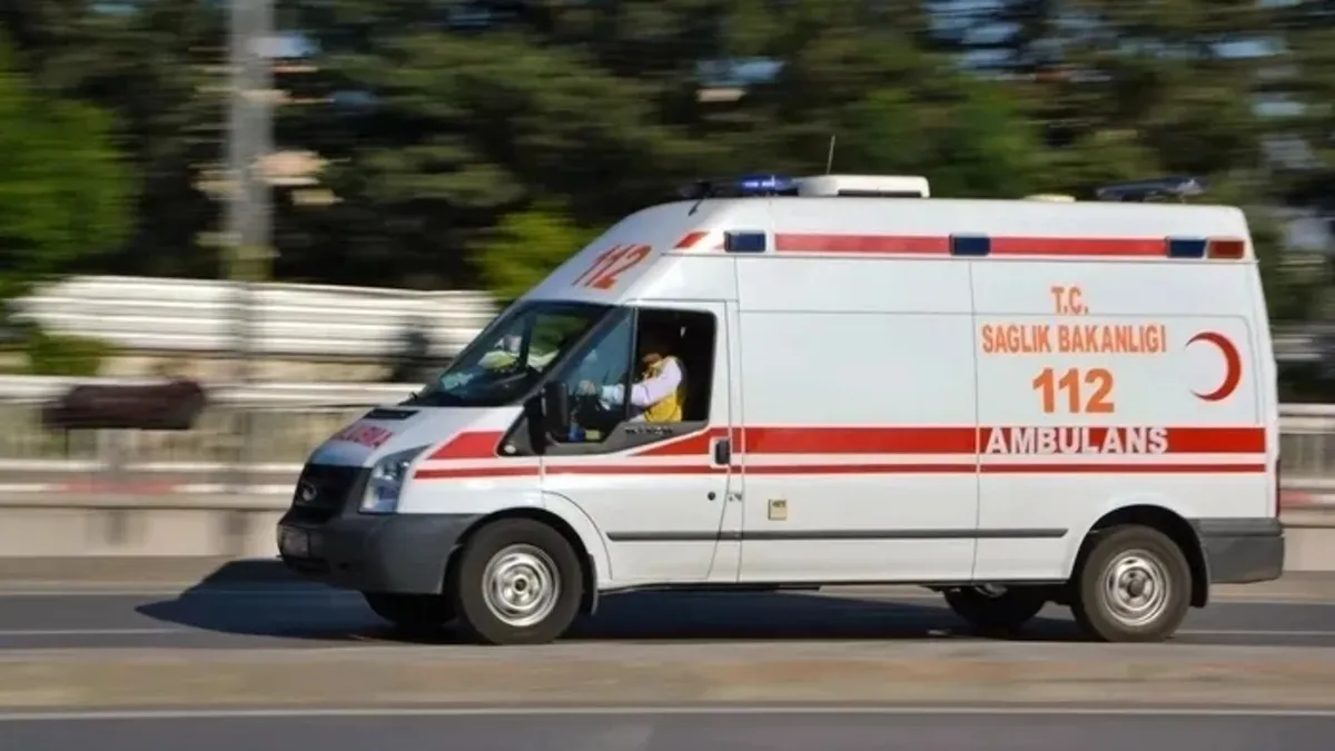Adana'da yolun karşısına geçmeye çalışan bir yayaya minibüs çarpıyor.