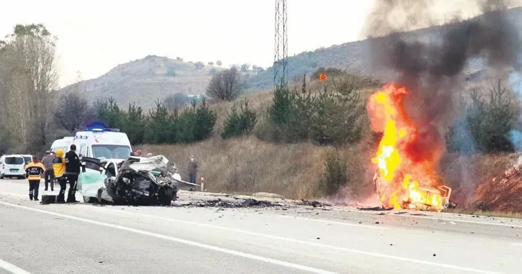 Alev alan otomobilde 5 kişi can verdi