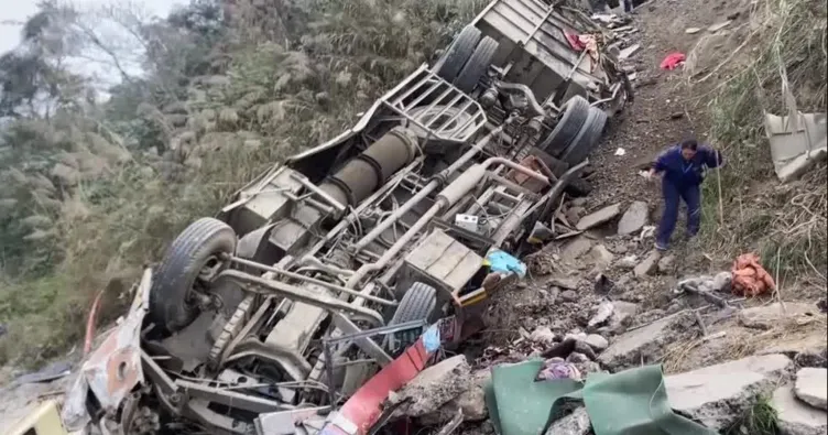 Nepal’de feci kaza: Otobüs şarampole yuvarlandı! 4 can kaybı