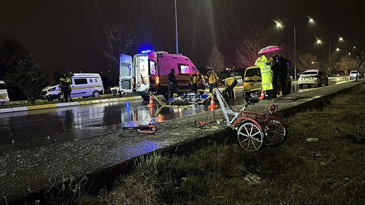 Taksiyle çarpışan bisiklet sürücüsü hayatını kaybetti Taksiyle çarpışan bisiklet sürücüsü hayatını kaybetti