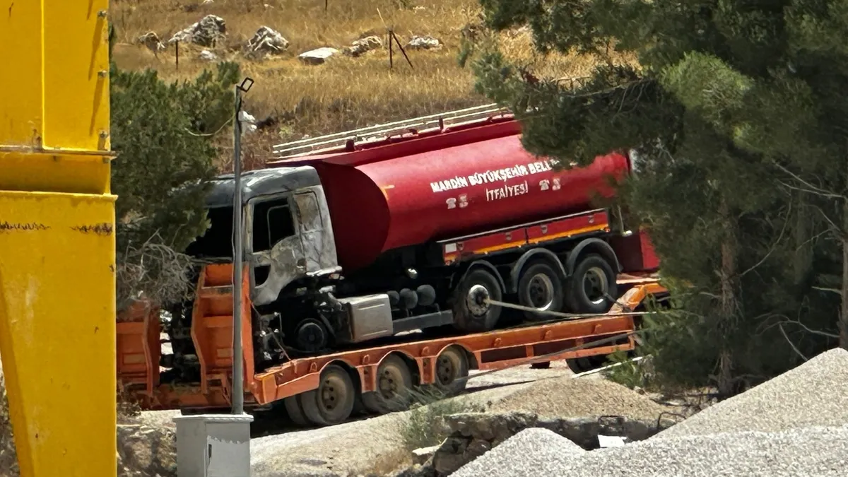 Mardin'de çıkan yangına müdahale ederken, itfaiye ekibinin tankeri yandı