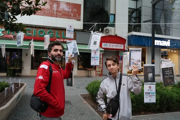 kocaelide-kitap-fuari-gelenegi-surdu-kitaplar-yine-agaclarda-acti-1759509352562.jpg