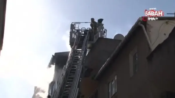 Bağcılar'daki apartmanın çatısı alev alev yandı |  Video