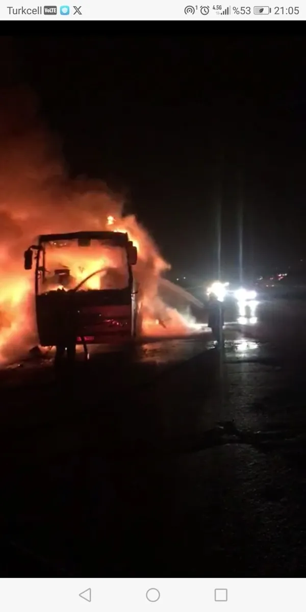 tarsusta-otoyolda-yasanan-otobus-yangini-korku-dolu-anlar-yasatti-1704134856323.jpeg