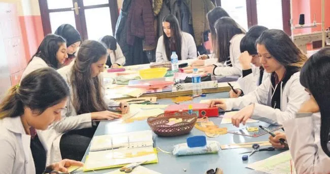 Okullu terzilerden iğne iplik dansı