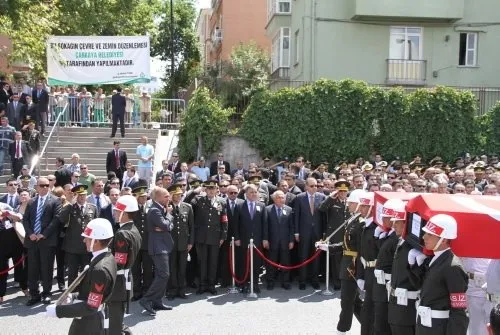 Şehidi son yolculuğuna devletin zirvesi uğurladı