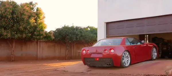 Hayallerindeki otomobili evinin garajında yaptı