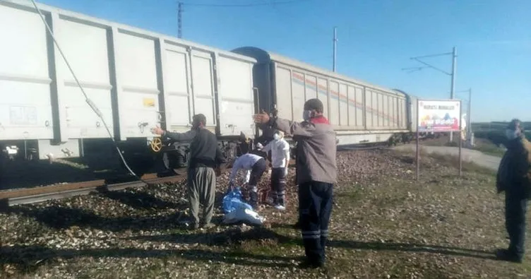 Yük treninin traktöre çarpması kameraya yansıdı: 1 ölü