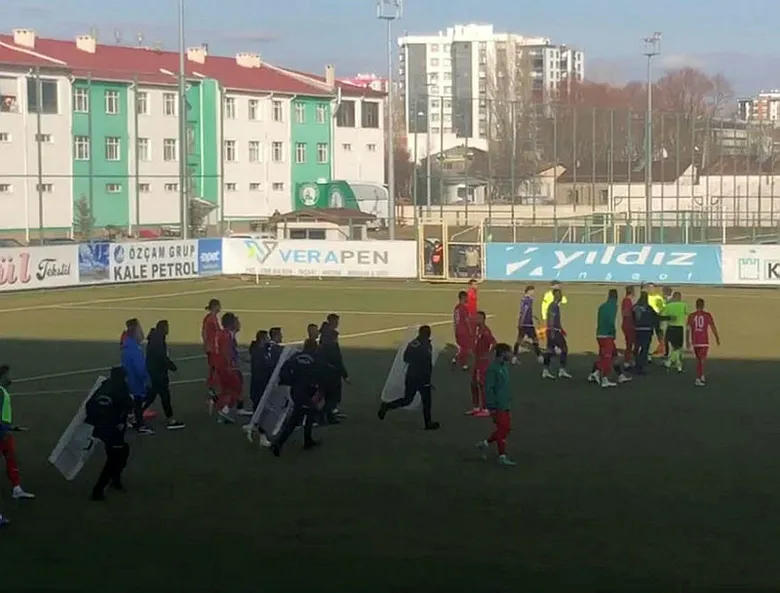 sivas-belediyespor-afyonspor-macinda-yumruklar-havada-ucustu-1638712075414.jpg