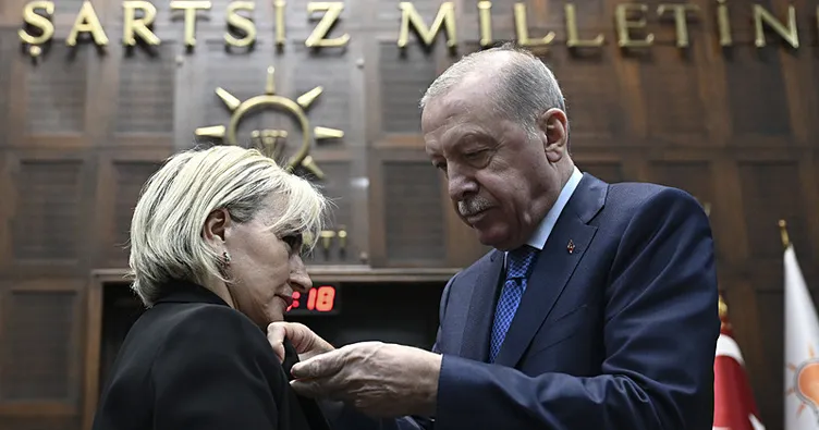 İstanbul Milletvekili Nimet Özdemir AK Parti’ye katıldı! Rozetini Başkan Erdoğan taktı