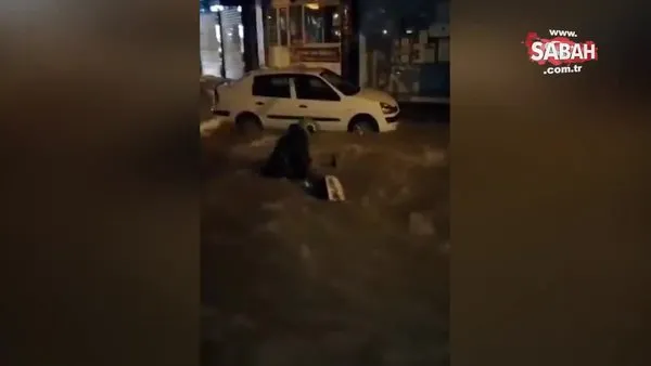 İzmir yağışa teslim oldu, motosikletli böyle sürüklendi | Video