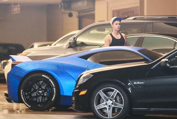 Justin Bieber Ferrari’sini açık artırmada sattı
