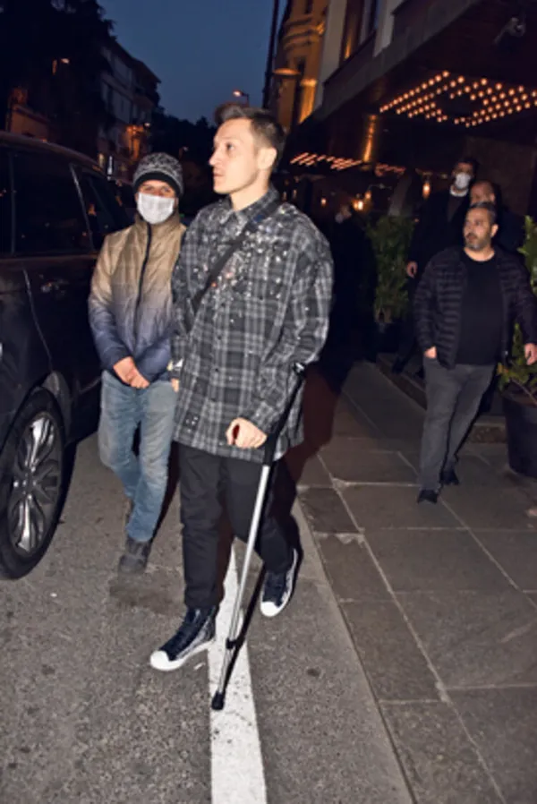 mesut-ozil-koltuk-degnekleriyle-geziyor-iste-mesut-ozilin-otel-cikisindaki-goruntusu-1615446977341.jpg
