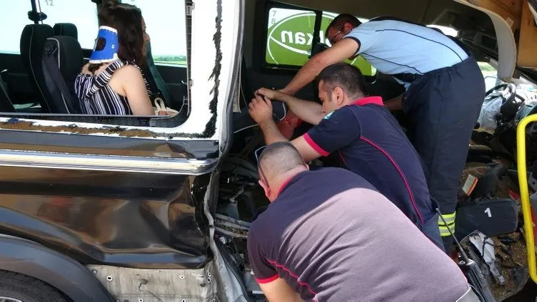 Edirne’de minibüs traktöre çarptı: 6 yaralı