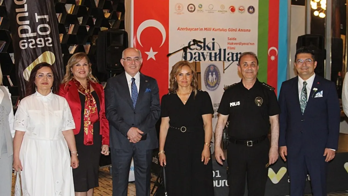Adana'da Azerbaycan Milli Kurtuluş Günü kapsamında "Eski Bavullar" filminin gösterimi yapıldı.