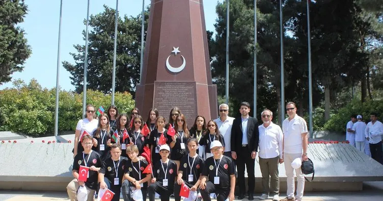 Öğrenciler, Azerbaycan Şehitler Caddesi’ni ve Türk Şehitliği Anıtını ziyaret ettiler